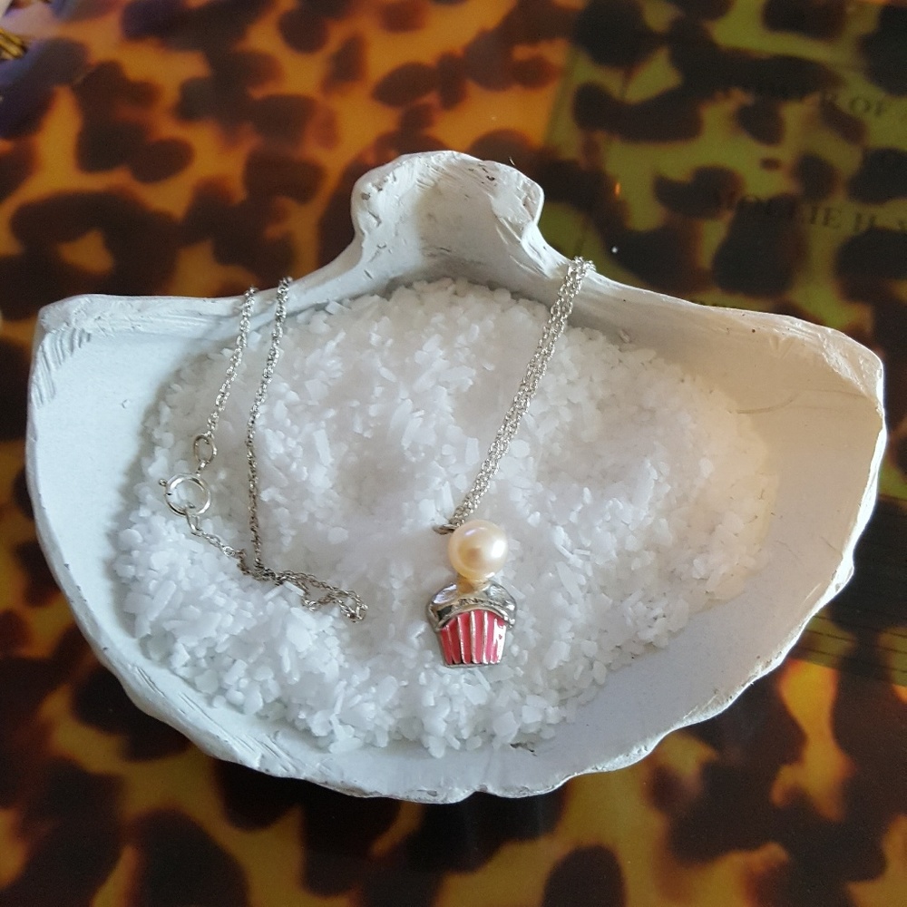 Vantel Pearls cupcake necklace